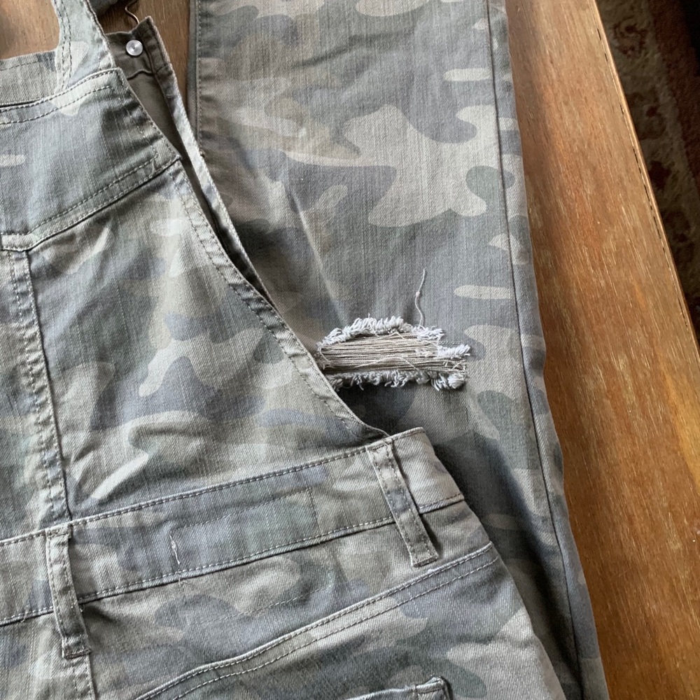 Ripped camo overalls - Picture 3 of 6